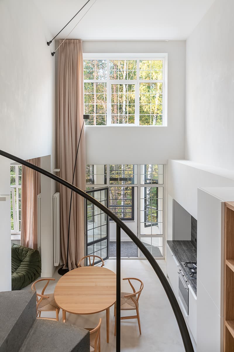 Сдержанный интерьер двухуровневой квартиры в Подмосковье — проект Ярослава Жука