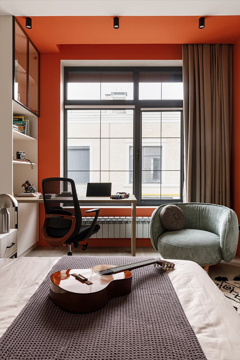 Красочные акценты в интерьере дома в Алматы — проект Илоны Курбановой