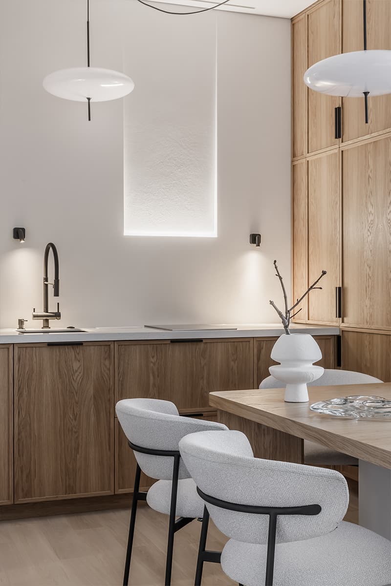 Светлый интерьер небольшой квартиры для студента-хоккеиста — проект Аллы Кроль