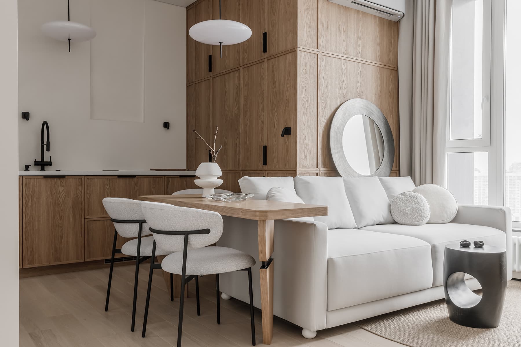 Светлый интерьер небольшой квартиры для студента-хоккеиста — проект Аллы Кроль