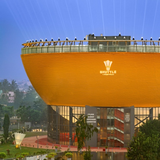 Студия Archohm построила академию бадминтона в форме волана в Индии