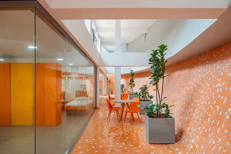 Студия Archohm построила академию бадминтона в форме волана в Индии