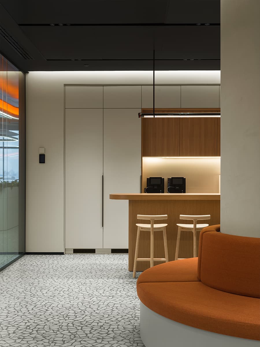 Контрасты и динамичный свет в интерьере технологичного офиса — проект IND Studio