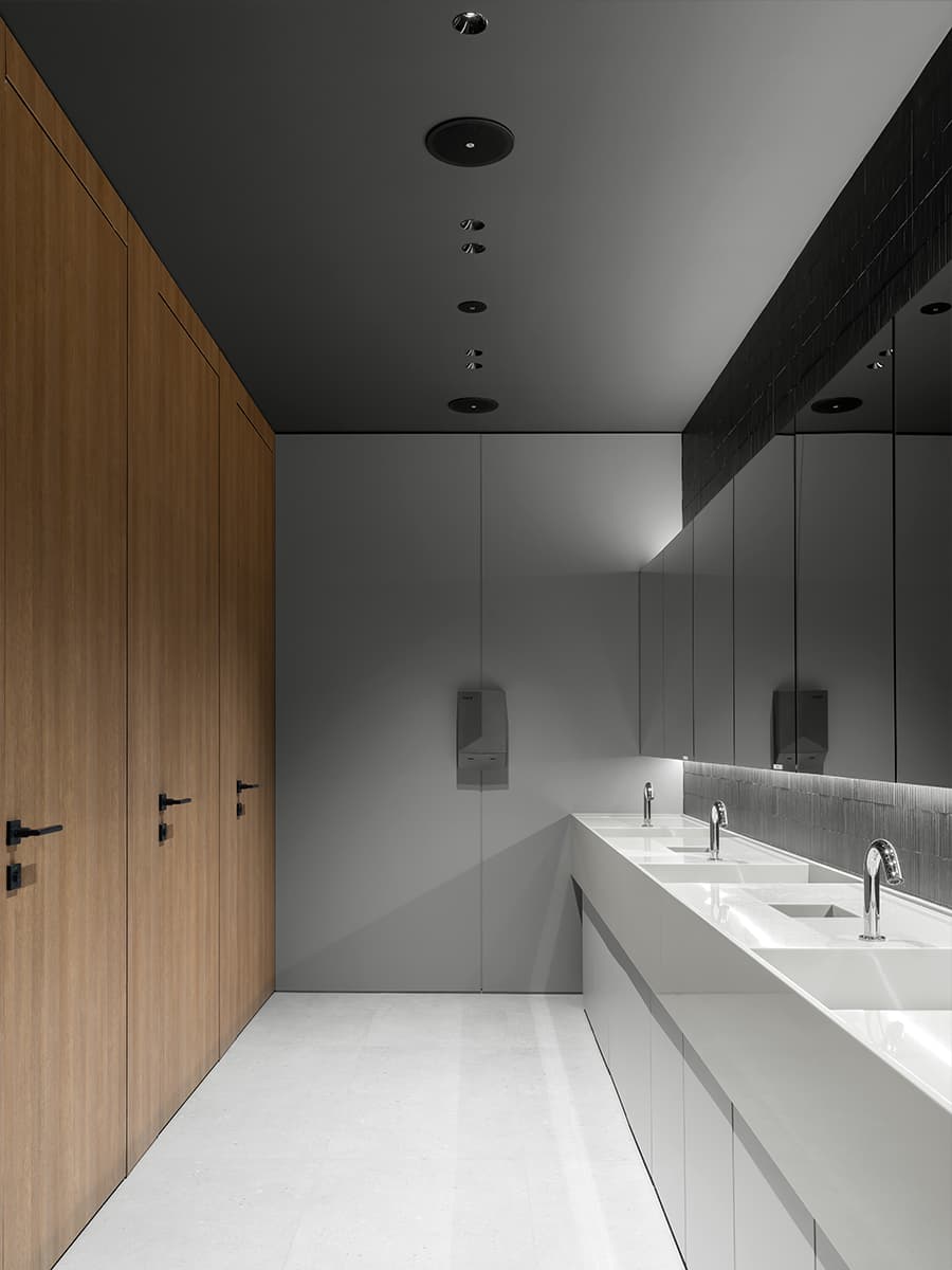 Контрасты и динамичный свет в интерьере технологичного офиса — проект IND Studio