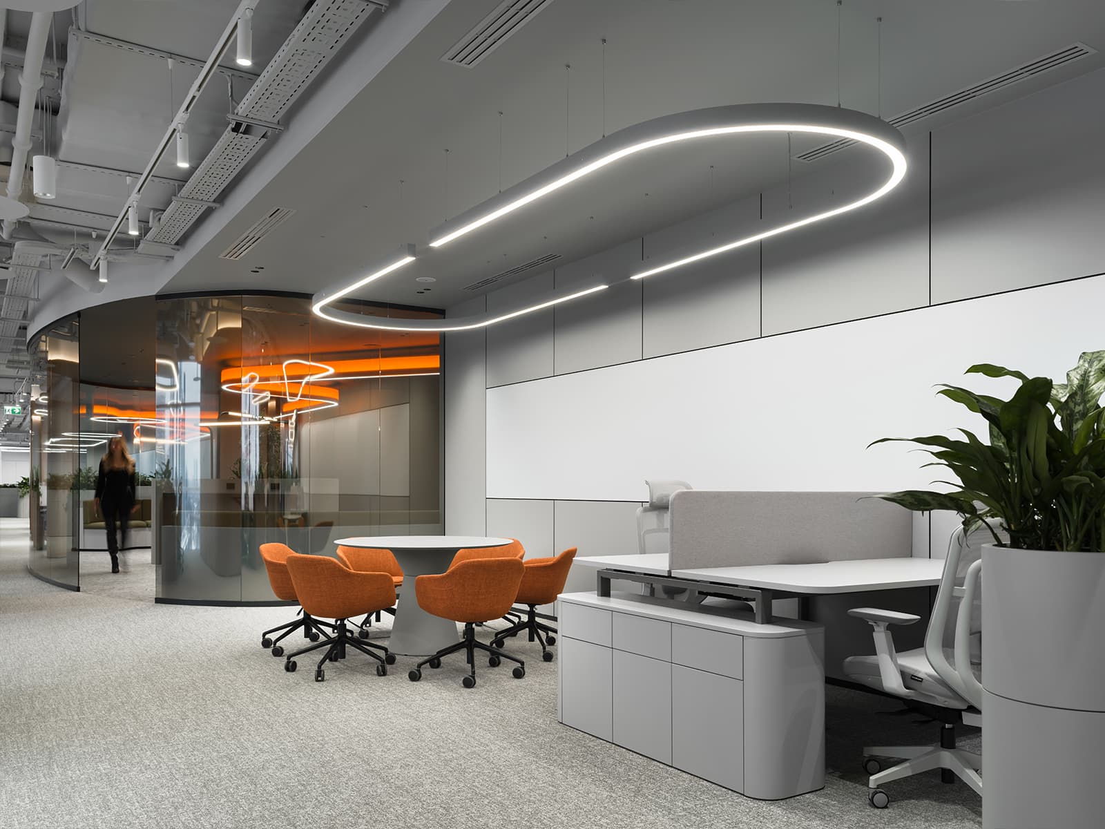 Контрасты и динамичный свет в интерьере технологичного офиса — проект IND Studio