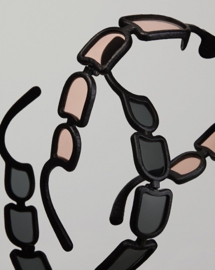 Оммаж керамисту Сёдзи Камоде в авангардных очках Issey Miyake