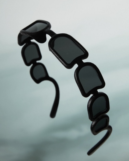 Оммаж керамисту Сёдзи Камоде в авангардных очках Issey Miyake