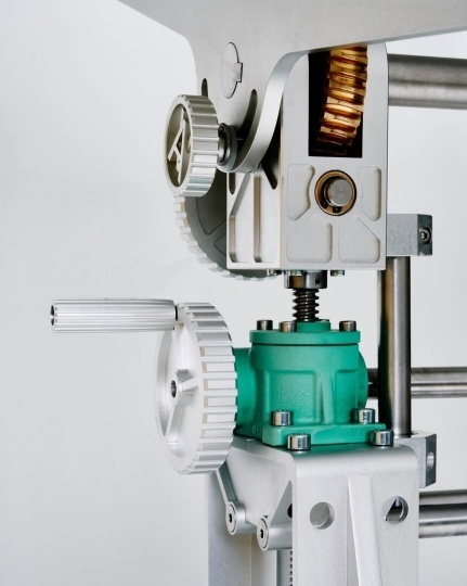 Студия CALIPER разработала чертежный стол для Дэниела Аршама