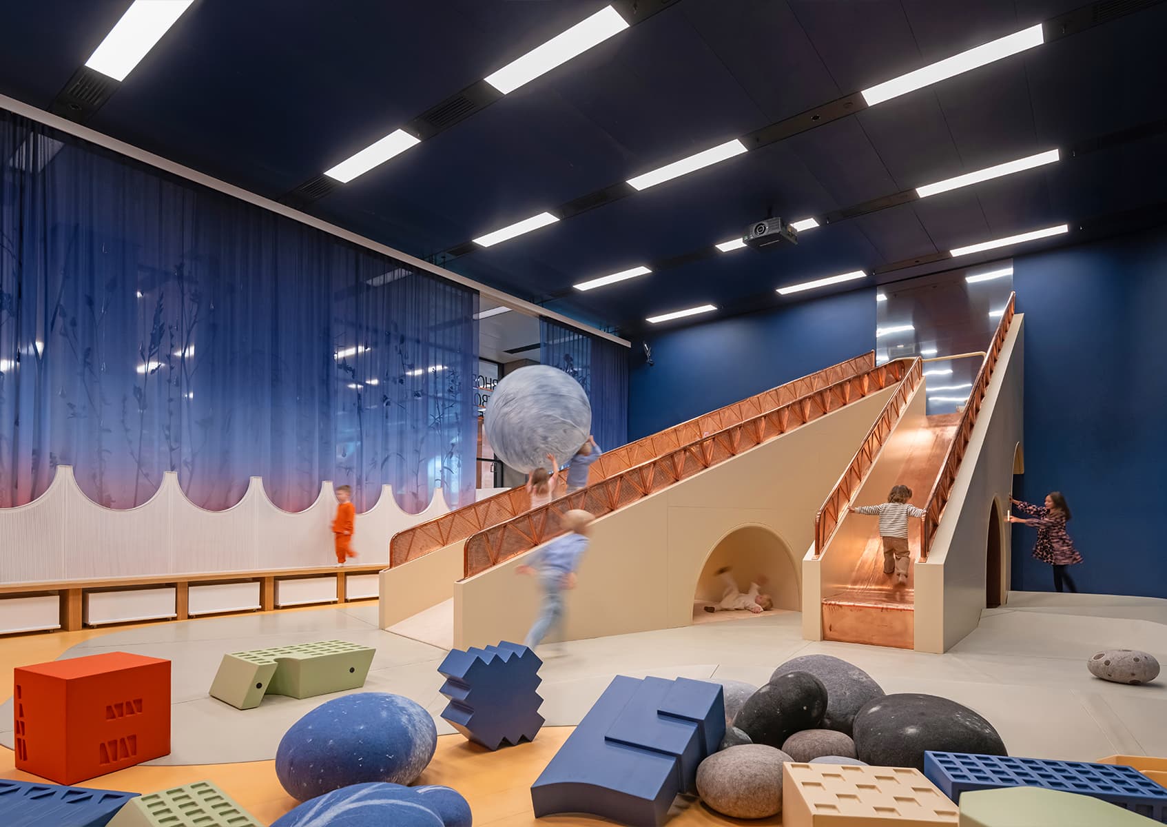 Фантазийный интерьер игрового центра в музее «ЗИЛАРТ» — проект архитектурного бюро UTRO