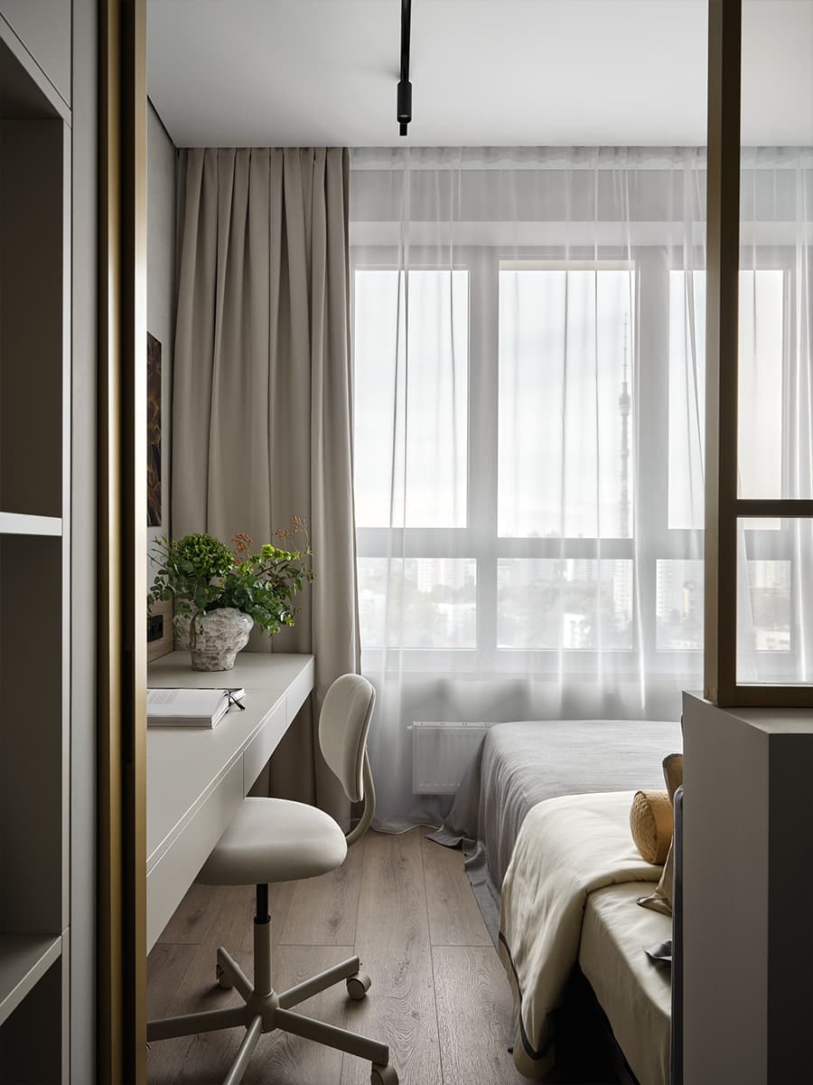 Золотистая перегородка со smart-стеклом в бутиковом интерьере квартиры — проект Ларисы Ермоленко