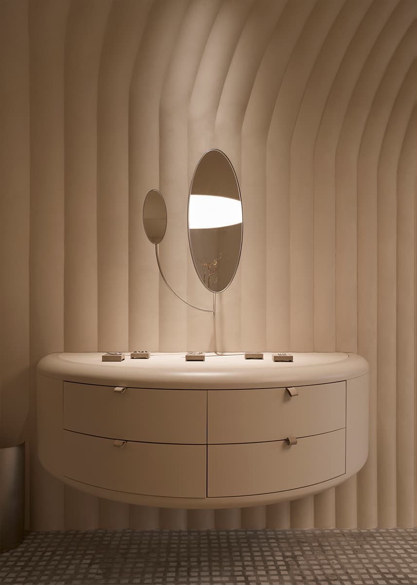 Интерьер камерного шоурума бренда украшений — проект студии Muno.Design