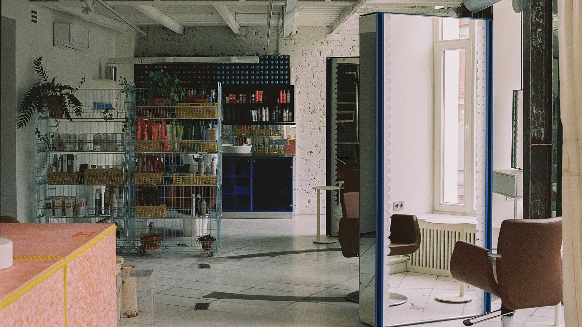 Винтаж и необработанные фактуры в интерьере салона красоты — проект Lebedeva project