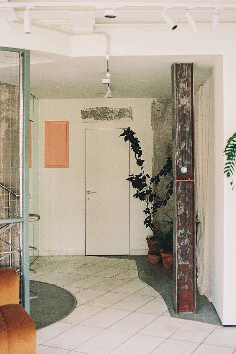 Винтаж и необработанные фактуры в интерьере салона красоты — проект Lebedeva project