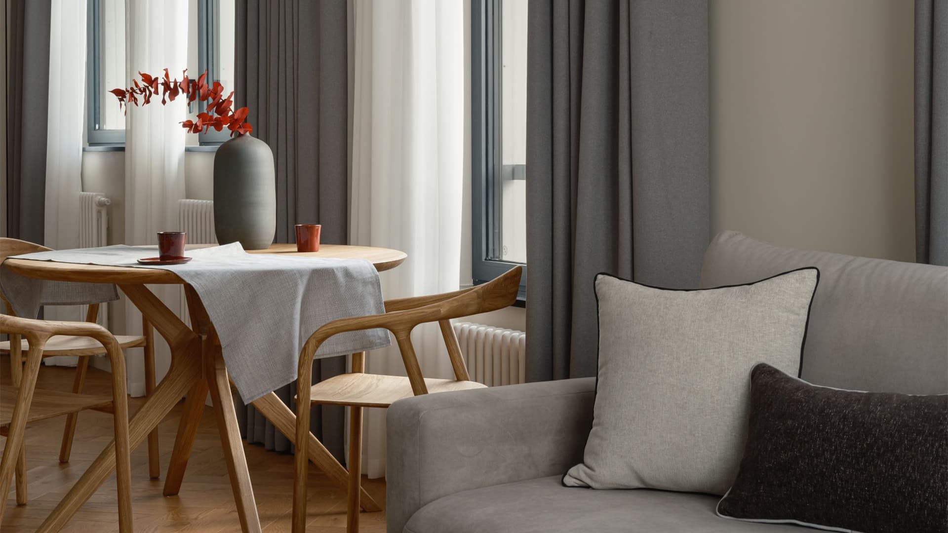 Красные акценты и скрытые двери в современном интерьере квартиры — проект студии Black Wall