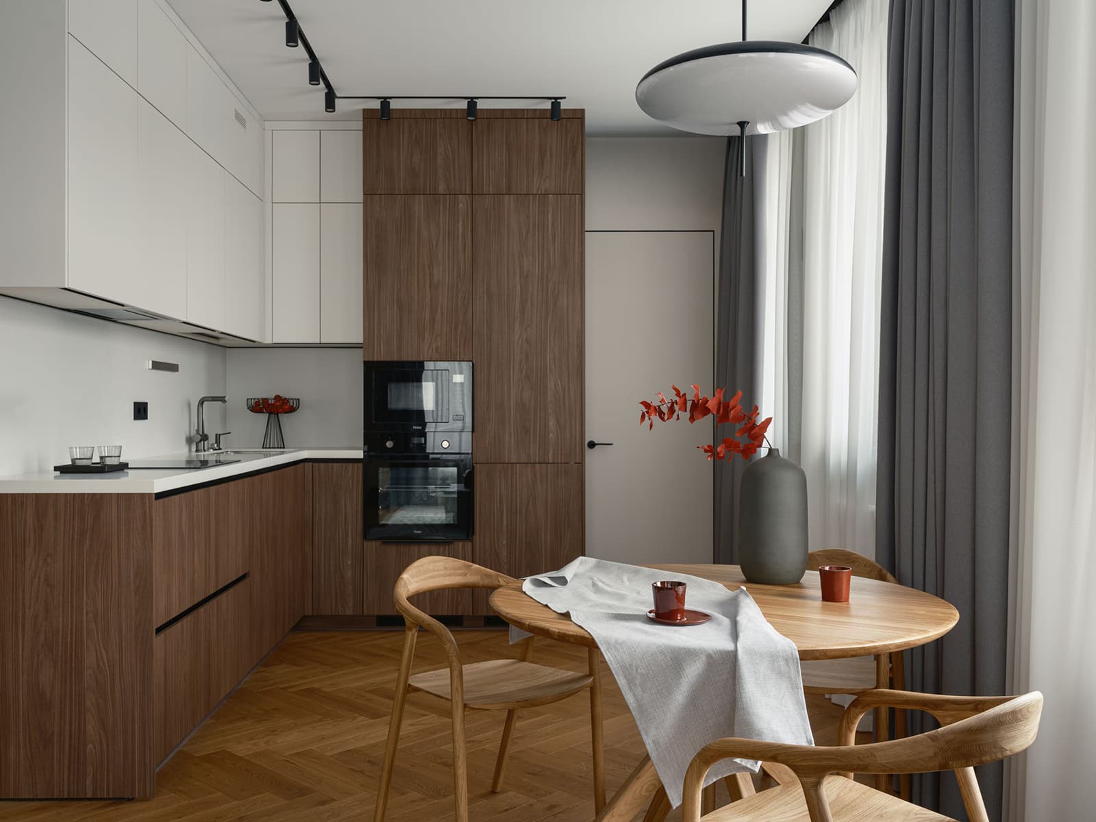 Красные акценты и скрытые двери в современном интерьере квартиры — проект студии Black Wall