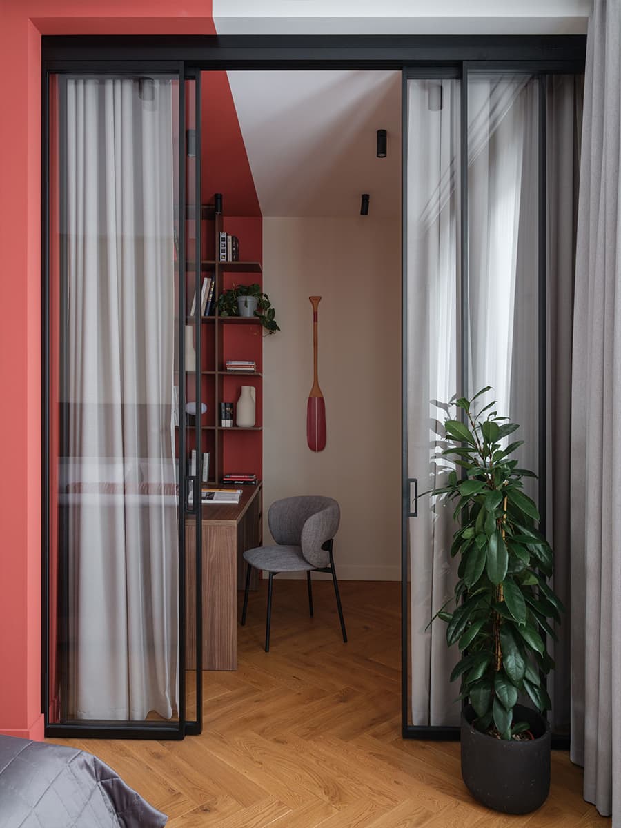 Красные акценты и скрытые двери в современном интерьере квартиры — проект студии Black Wall
