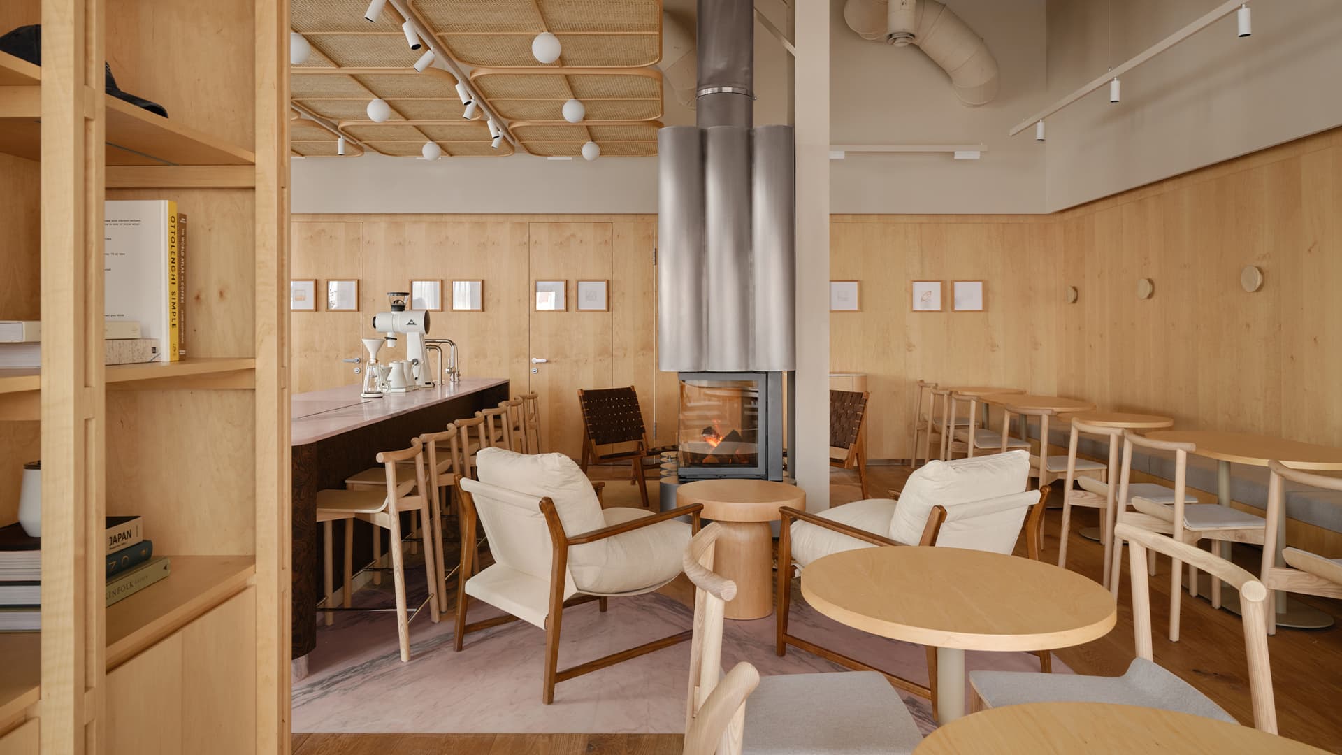 Теплые фактуры дерева в интерьере кофейни в Подмосковье — проект бюро Le Atelier Теплые фактуры дерева в интерьере кофейни в Подмосковье — проект бюро Le Atelier