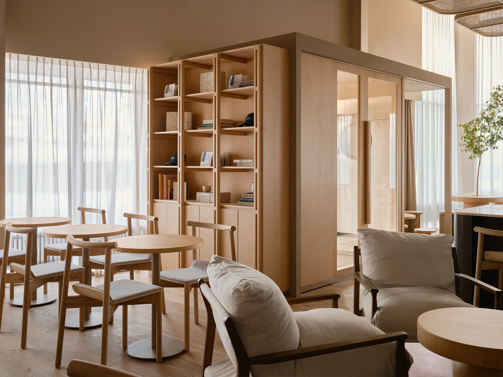 Теплые фактуры дерева в интерьере кофейни в Подмосковье — проект бюро Le Atelier