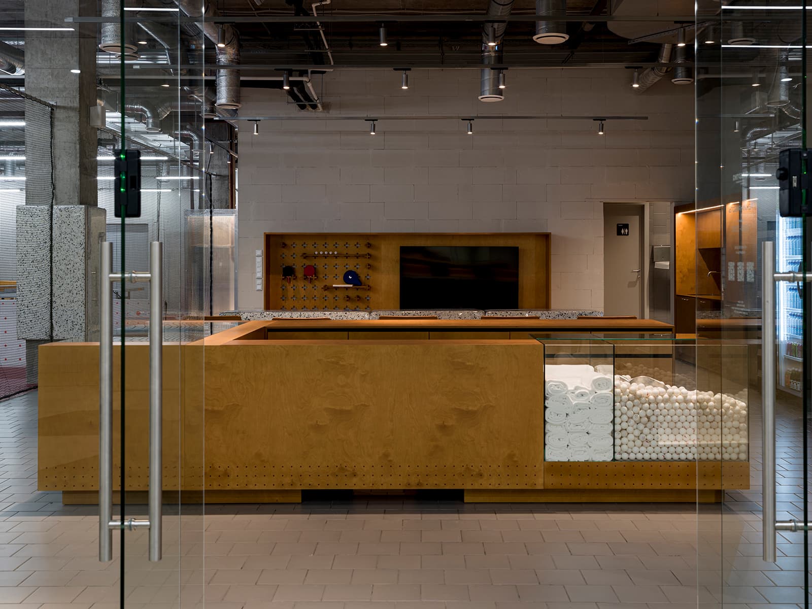 Выразительный интерьер московского клуба настольного тенниса — проект roomdesignburo