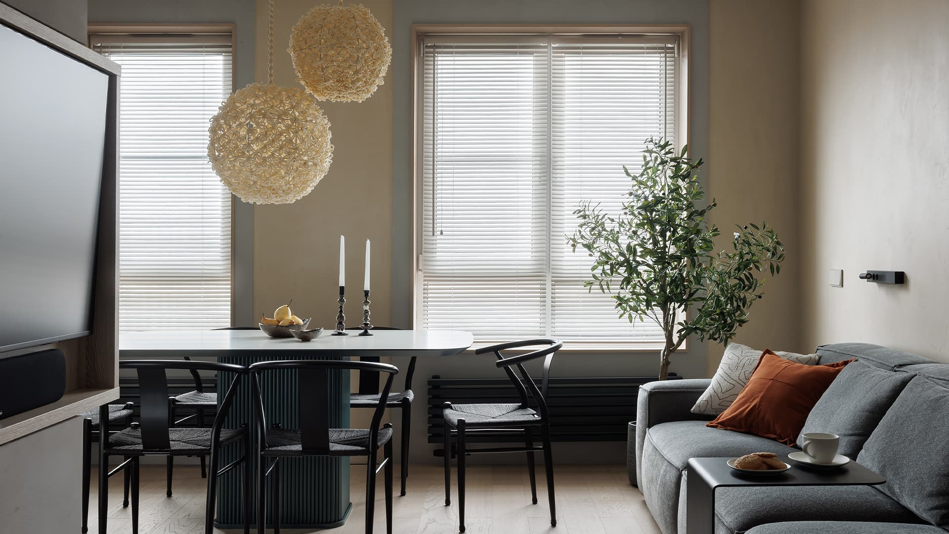 Поворотный телевизор, скрытое хранение и отсылки к джапанди в интерьере для психолога — проект Анны Тюленевой