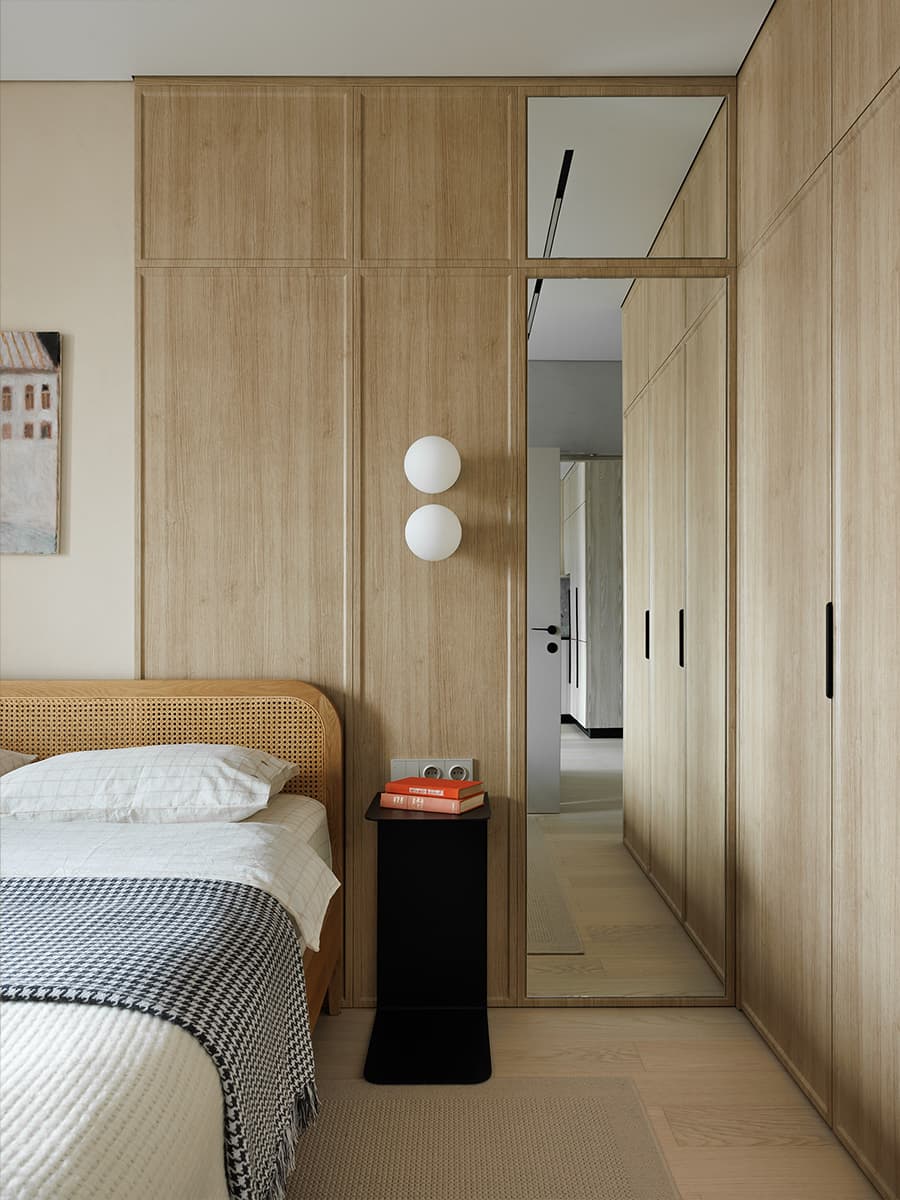 Поворотный телевизор, скрытое хранение и отсылки к джапанди в интерьере для психолога — проект Анны Тюленевой