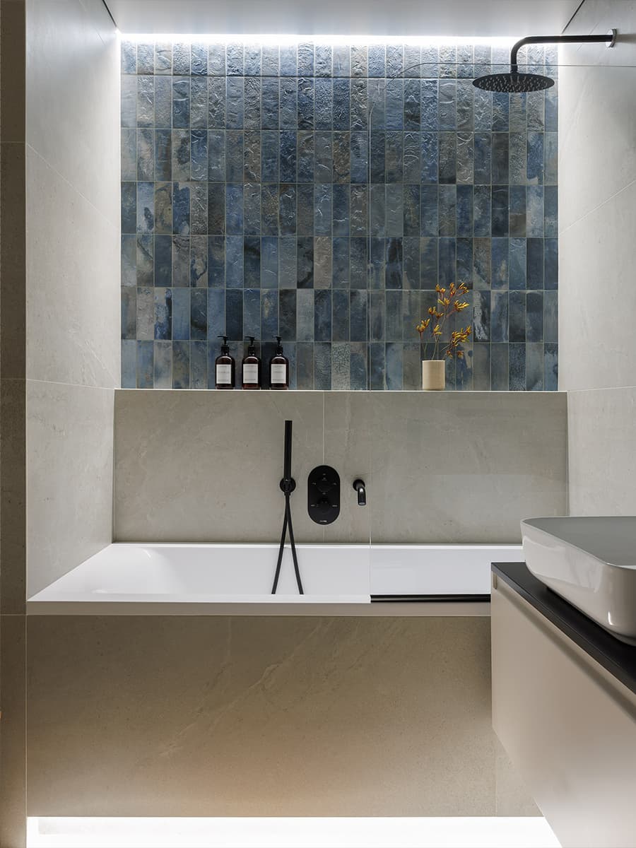 Поворотный телевизор, скрытое хранение и отсылки к джапанди в интерьере для психолога — проект Анны Тюленевой