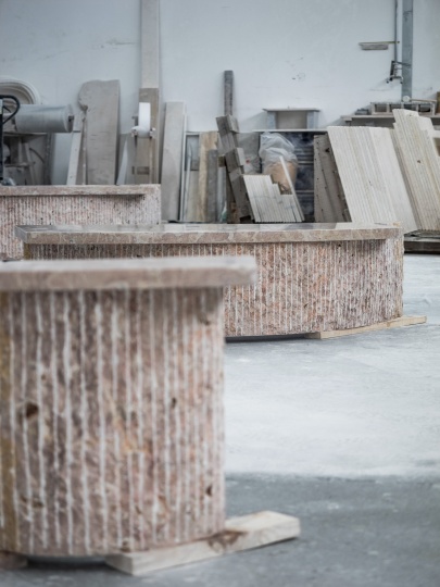 Estudio Material переосмыслила форму арки в предметах мебели