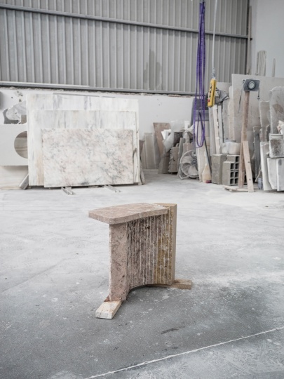 Estudio Material переосмыслила форму арки в предметах мебели