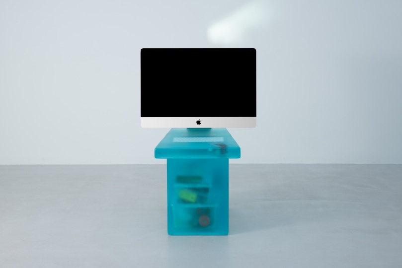 Лим Вутек обновил привычные офисные объекты с помощью смолы