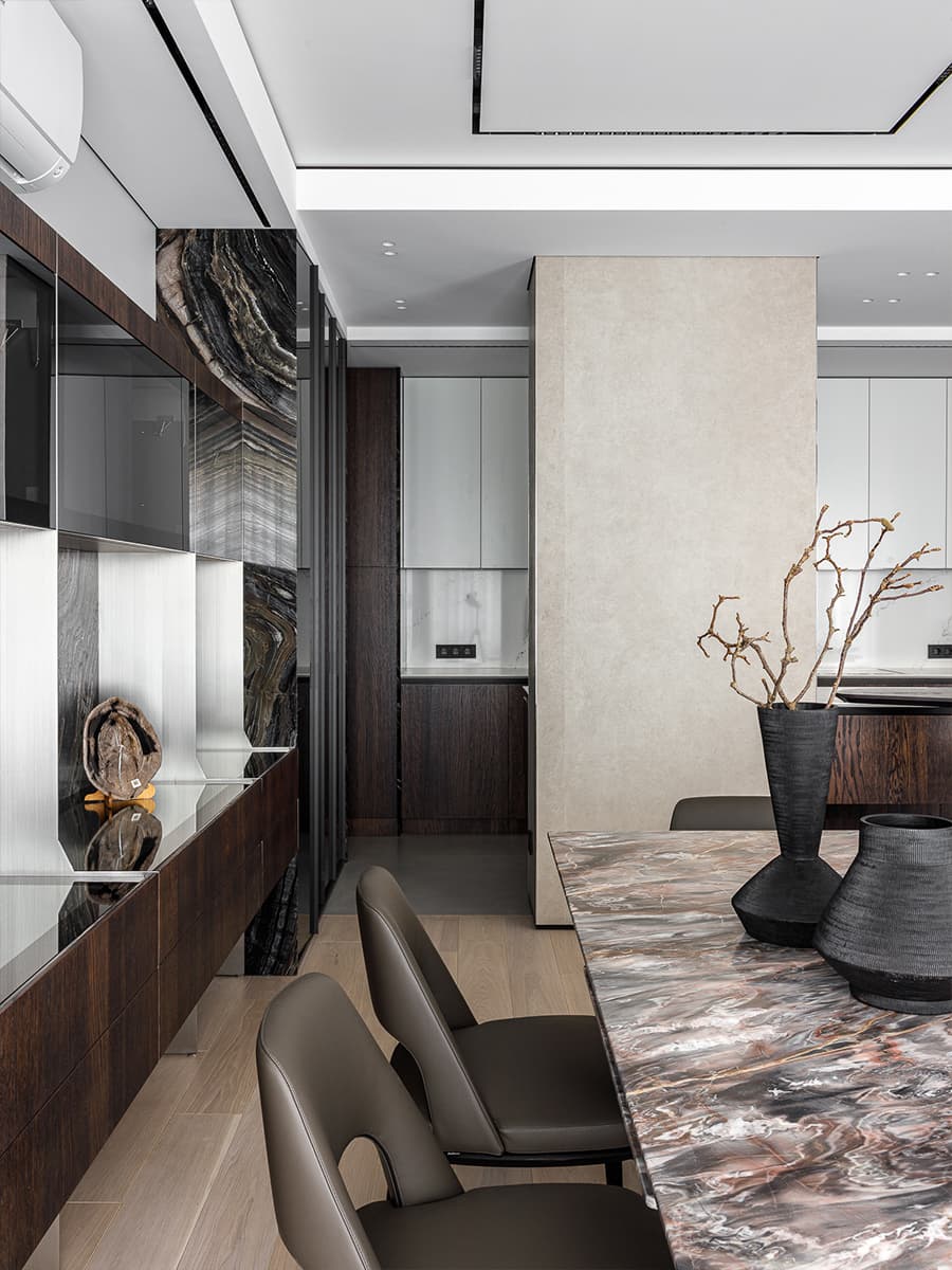 Мрамор, шпон дуба и сталь в интерьере просторной квартиры — проект Артема Кучерова