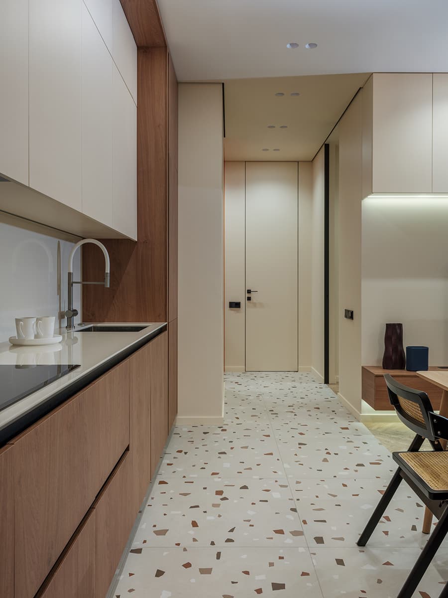 Плитка терраццо и авторские картины в интерьере для творческой семьи — проект Артема Тулупова