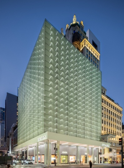 Фасад магазина Prada в Нью-Йорке украсила временная инсталляция