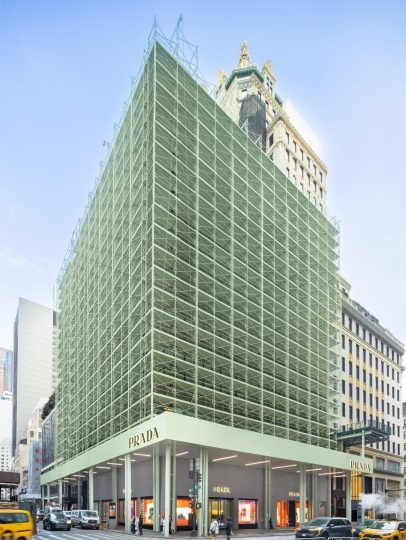 Фасад магазина Prada в Нью-Йорке украсила временная инсталляция