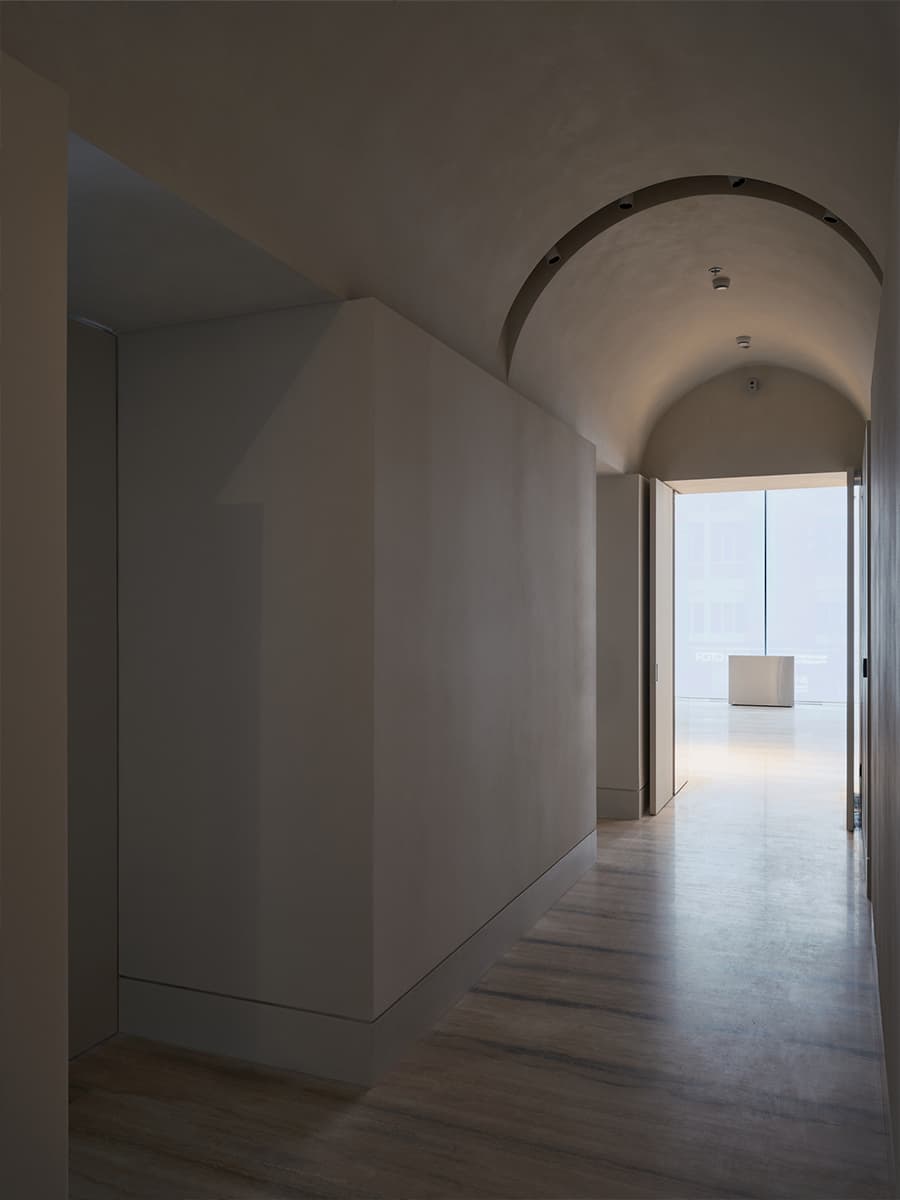 Элегантный интерьер «дома продаж» московского девелопера — проект KEMELIN PARTNERS