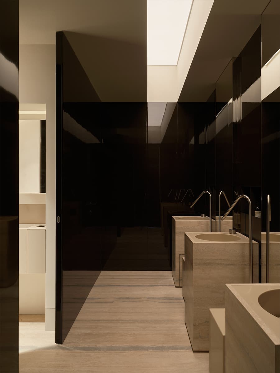 Элегантный интерьер «дома продаж» московского девелопера — проект KEMELIN PARTNERS