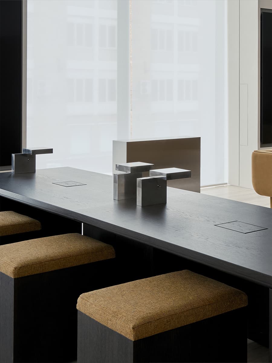 Элегантный интерьер «дома продаж» московского девелопера — проект KEMELIN PARTNERS