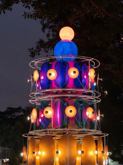 В Шэньчжэне появилась интерактивная инсталляция в форме торта