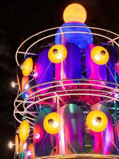 В Шэньчжэне появилась интерактивная инсталляция в форме торта