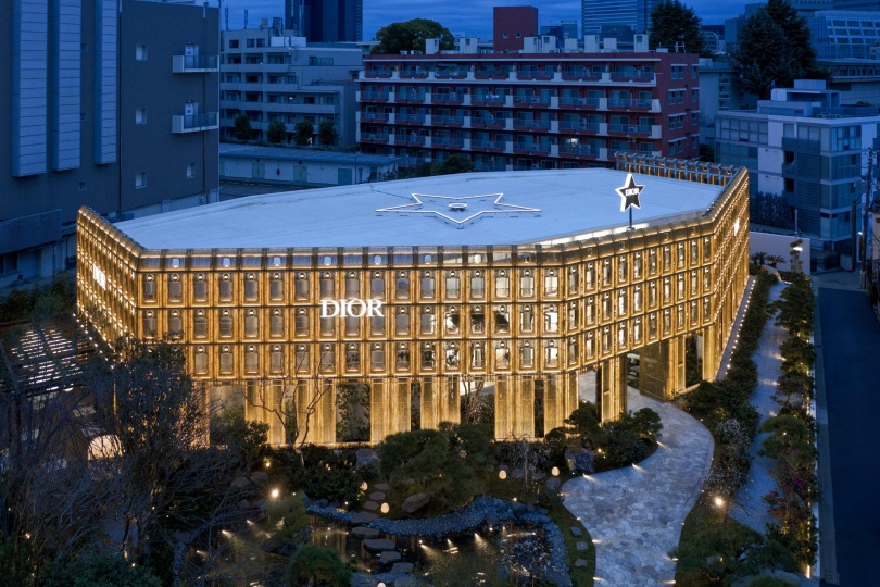 Фасад нового концепт-стора Dior в Токио отсылает к бамбуковым лесам