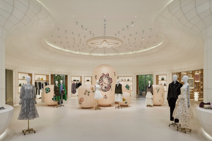 Фасад нового концепт-стора Dior в Токио отсылает к бамбуковым лесам