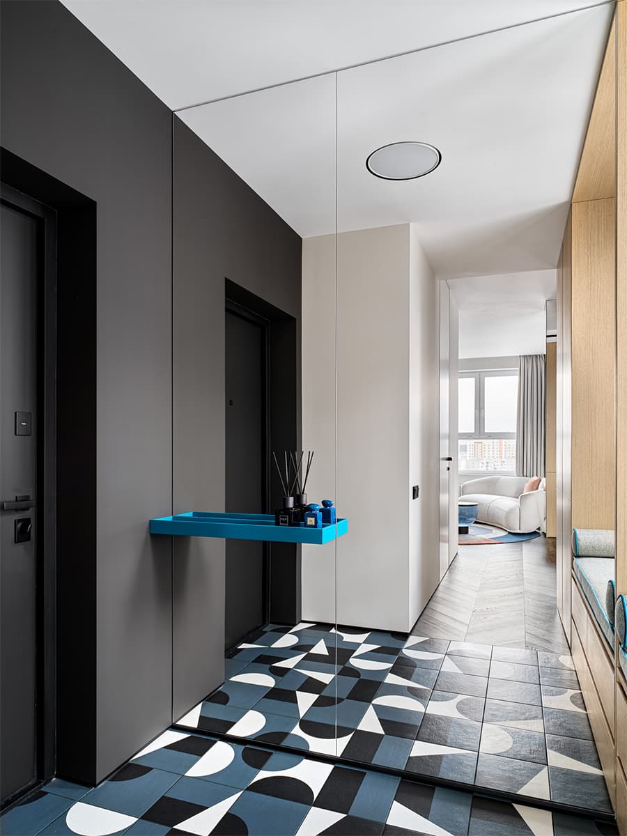 Жизнерадостный интерьер квартиры с многофункциональной гостиной — проект MEDIANA Interiors