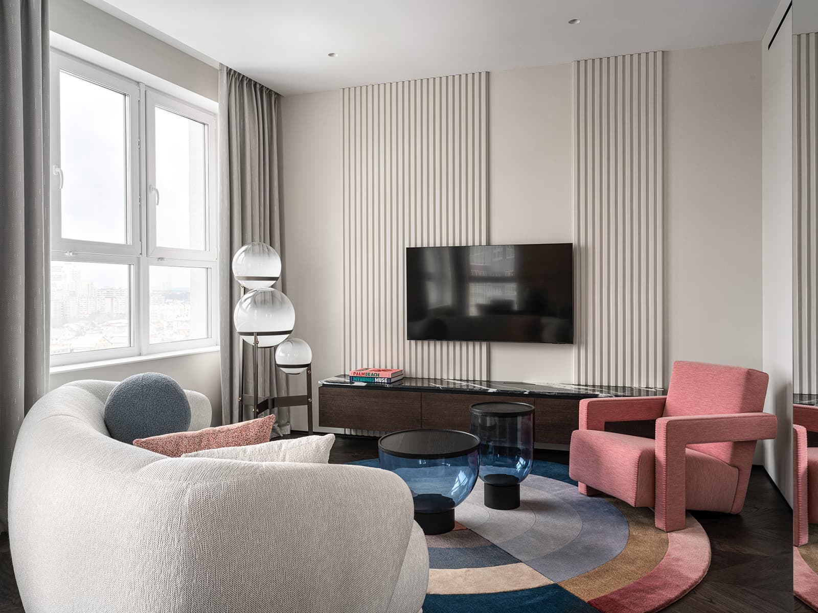 Жизнерадостный интерьер квартиры с многофункциональной гостиной — проект MEDIANA Interiors