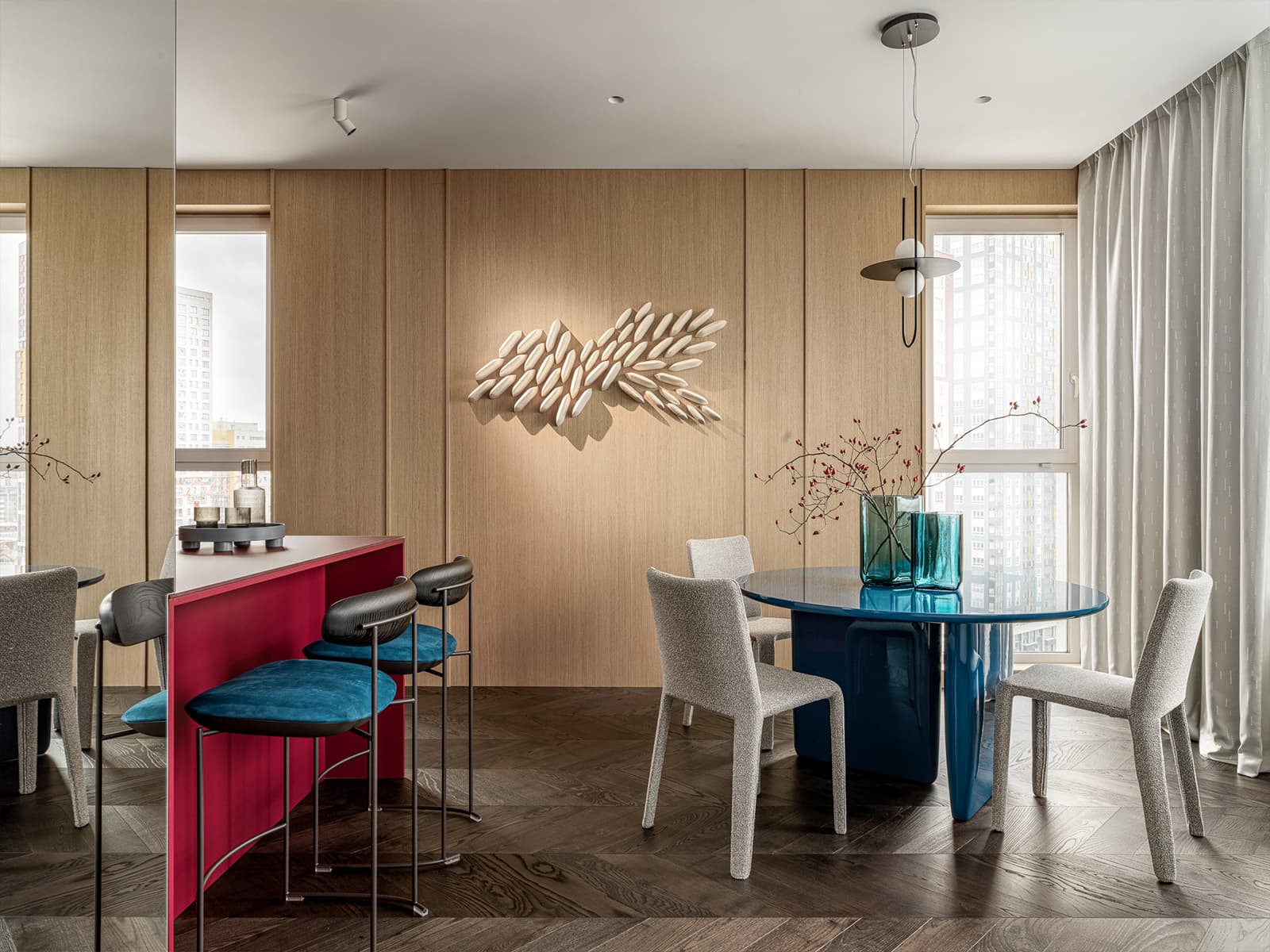 Жизнерадостный интерьер квартиры с многофункциональной гостиной — проект MEDIANA Interiors