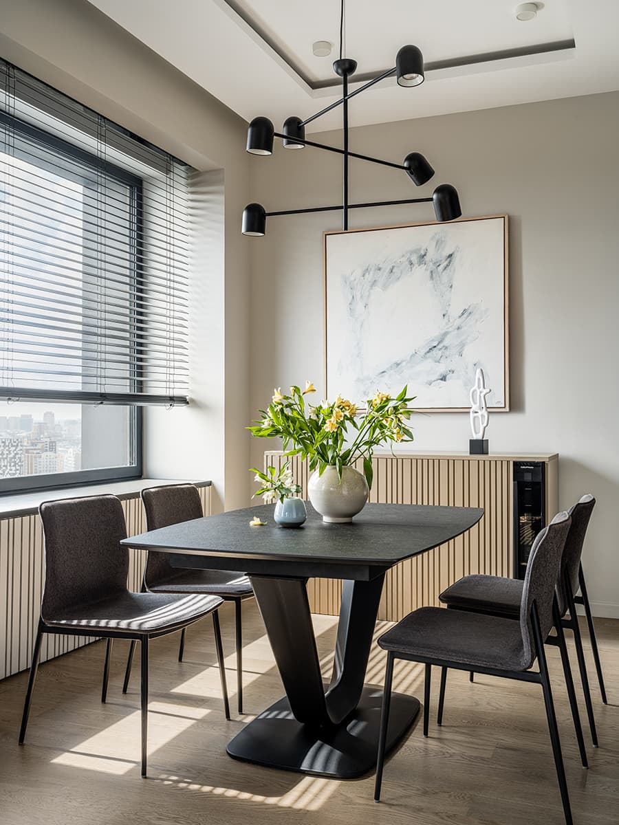 Дерево и авторская мебель в квартире для семьи спортсмена — проект Юлии Беляевой и Юлии Галкиной