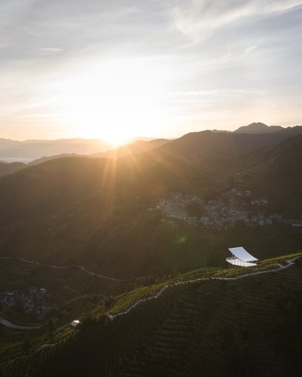 Studio RE+N построила смотровую площадку с видом на чайную долину