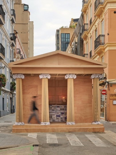 Дуэт PichiAvo создал инсталляцию для фестиваля Фальяс в Валенсии