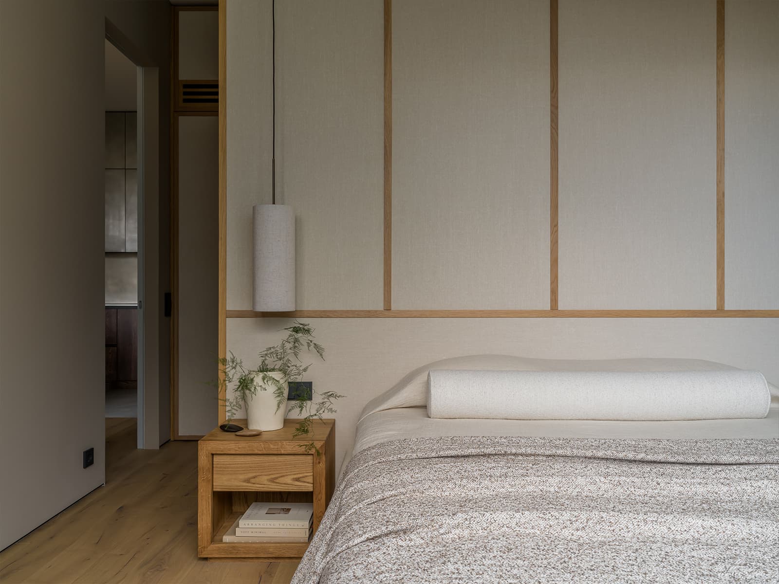 Акцентная темная кухня в интерьере семейной квартиры — проект дизайн-студии MOVE BUREAU