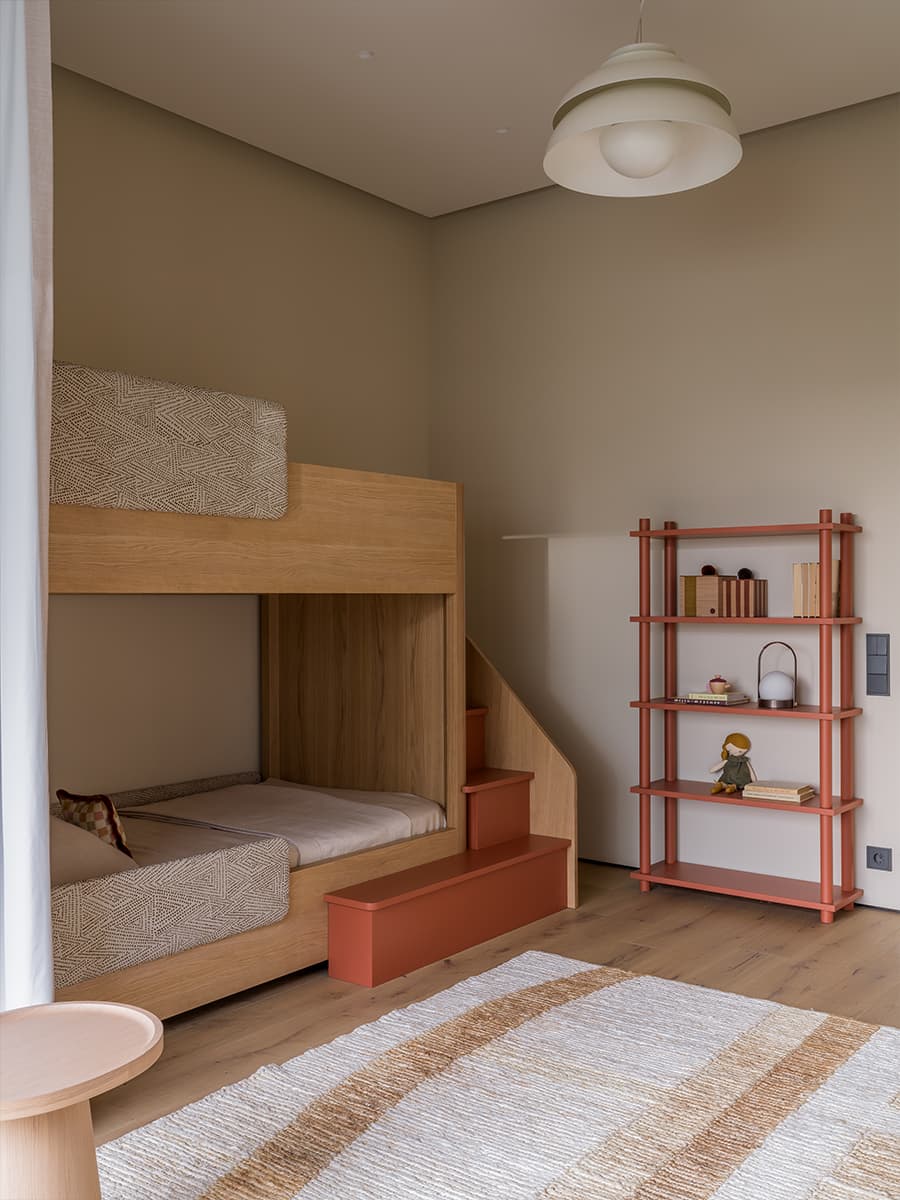 Акцентная темная кухня в интерьере семейной квартиры — проект дизайн-студии MOVE BUREAU