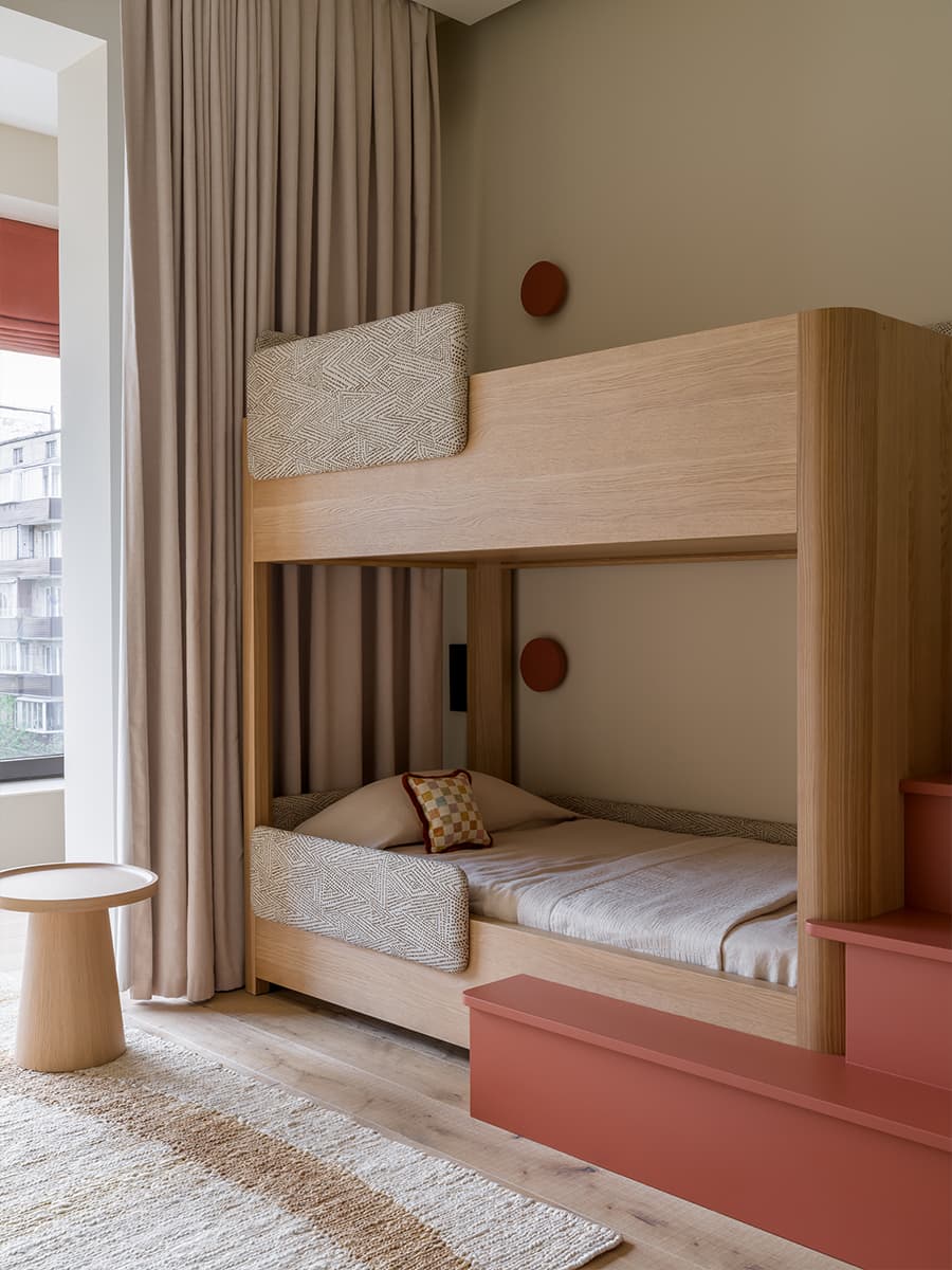 Акцентная темная кухня в интерьере семейной квартиры — проект дизайн-студии MOVE BUREAU