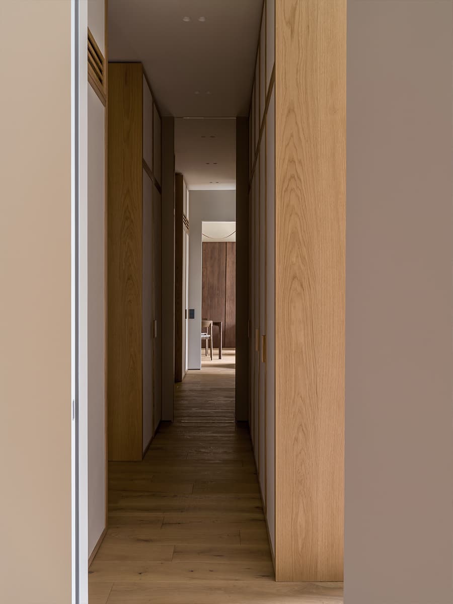 Акцентная темная кухня в интерьере семейной квартиры — проект дизайн-студии MOVE BUREAU